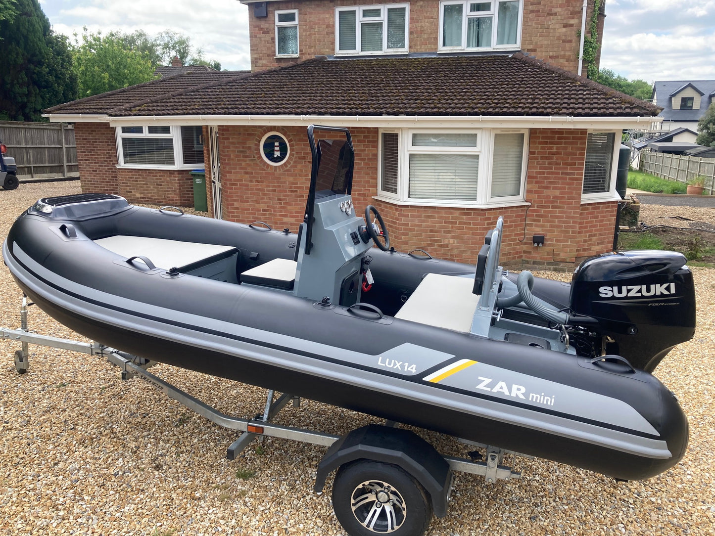 ZAR mini LUX 14 4.2m Console RIB + Honda Outboard