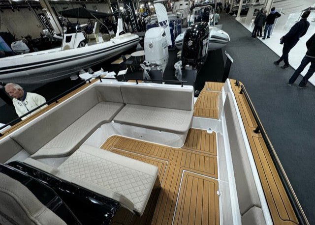 Poseidon Blu Water 300 + Honda Outboard - BOATSMART