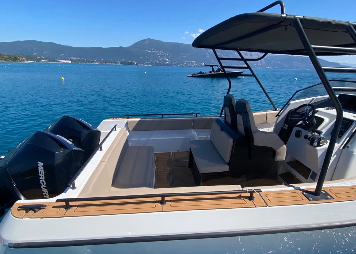 Poseidon Blu Water 300 + Honda Outboard - BOATSMART