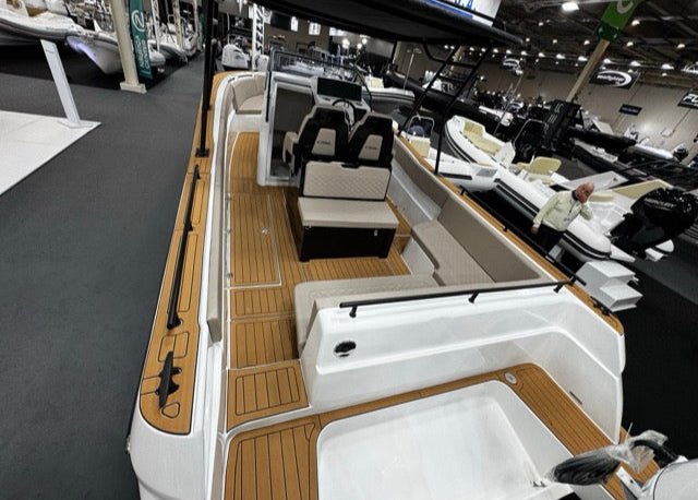 Poseidon Blu Water 300 + Honda Outboard - BOATSMART