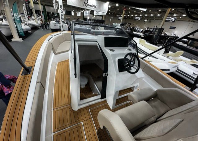 Poseidon Blu Water 300 + Honda Outboard - BOATSMART