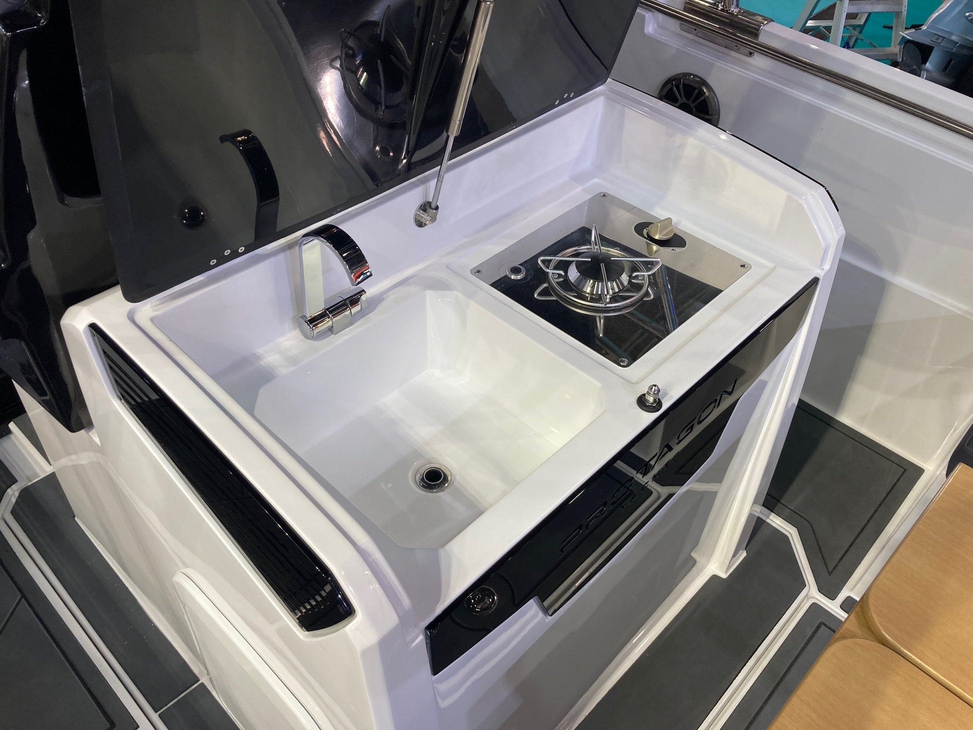 PROTAGON 25 Sundeck + Honda Outboard - BOATSMART